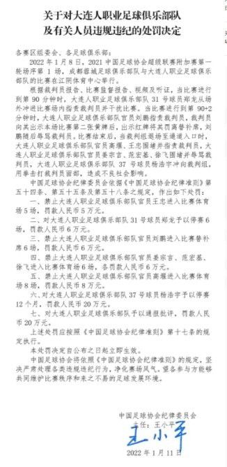 和以往青春爱情海报;点到为止、含而不露不同，电影《一年之痒》尝试了新鲜且大胆的写实风格，打破偶像剧爱情;假甜的塑料感，再造真实立体的人物互动，区别于第一次双人海报的初见的欣喜，更多了相爱的不易与坚定，简明直接映照现实，让人眼前一亮，吻进了人们心里